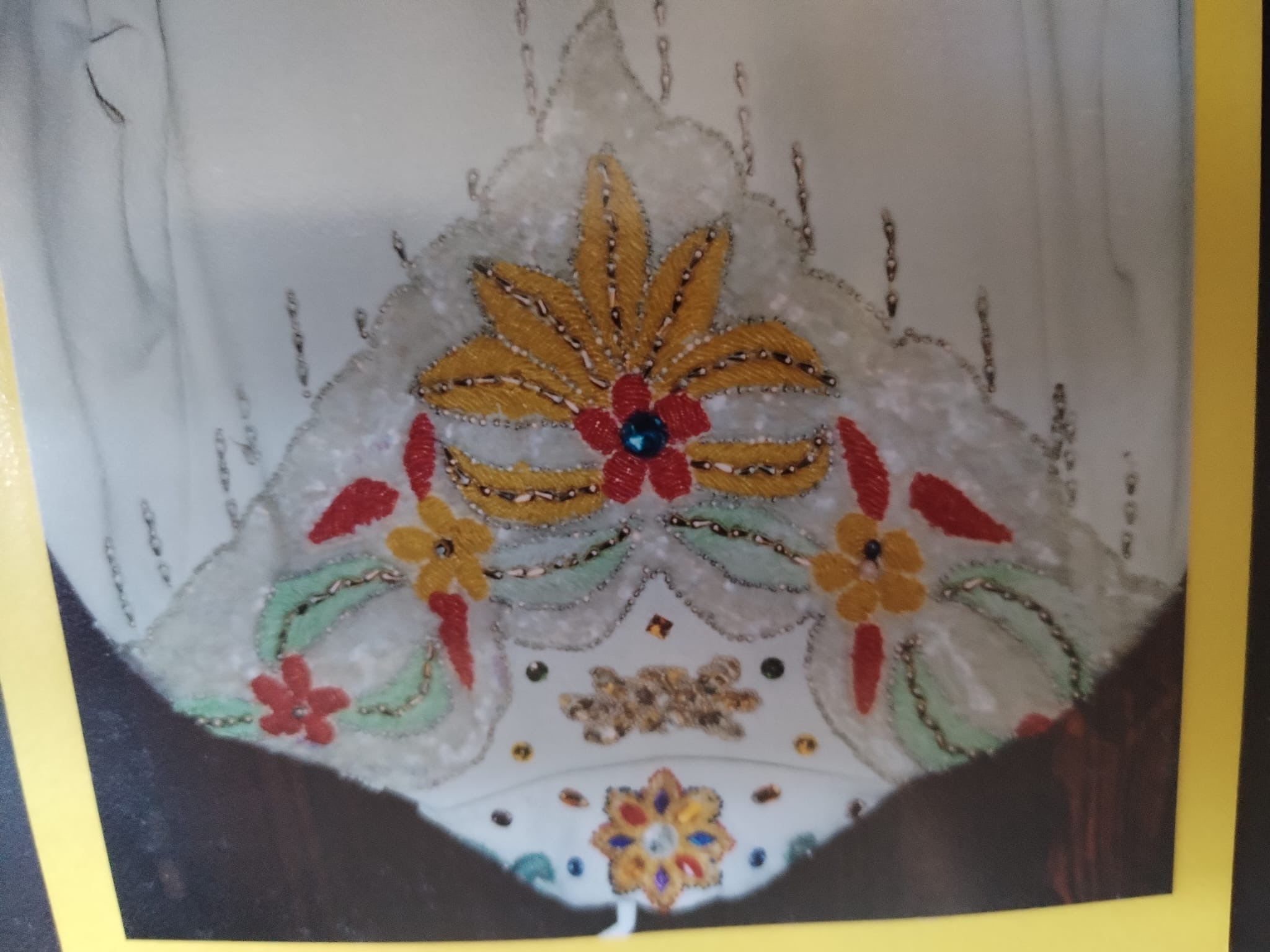 Détail d’une broderie florale, archives personnelles de Céline