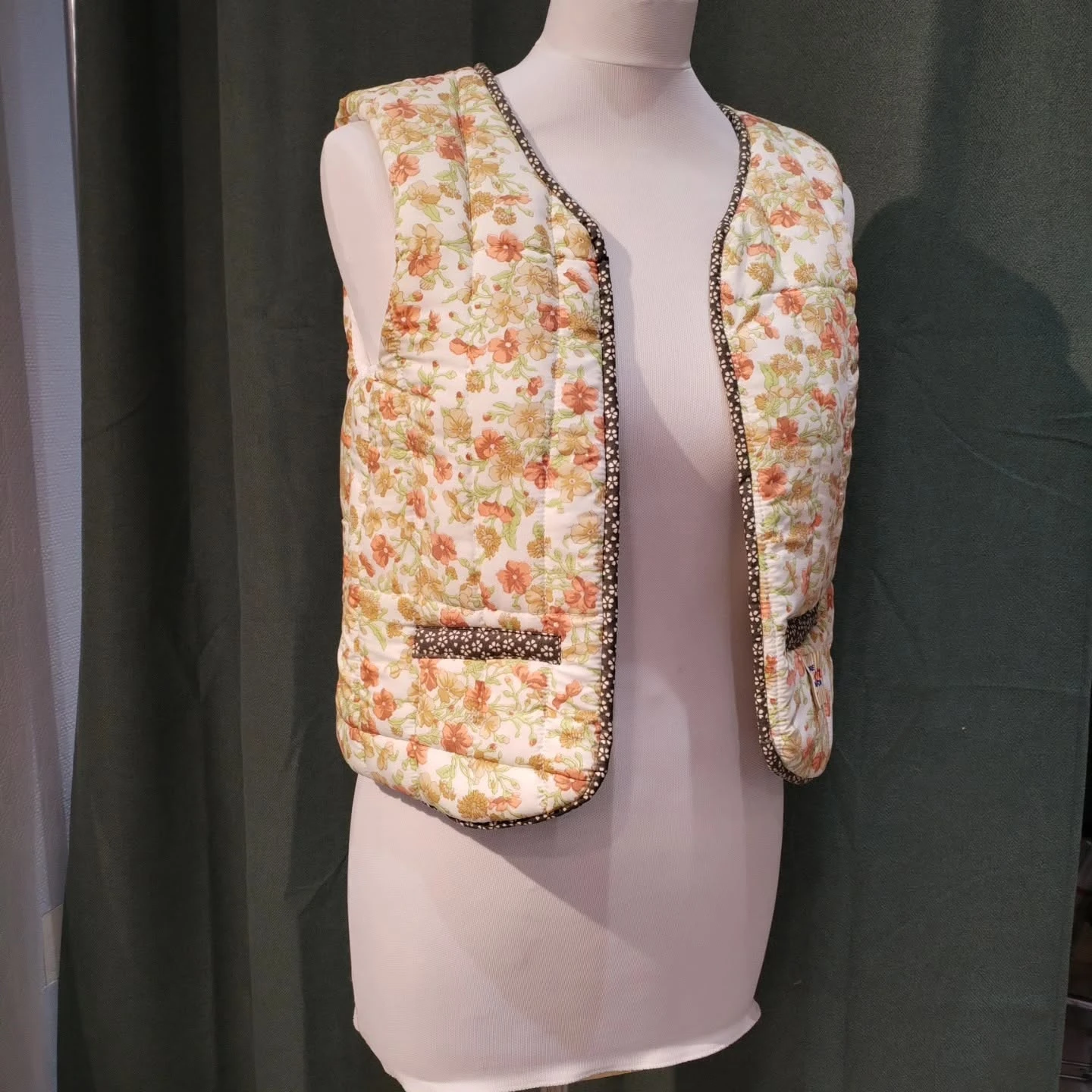 Gilet aux petites fleurs corail et jaunes créé par Céline