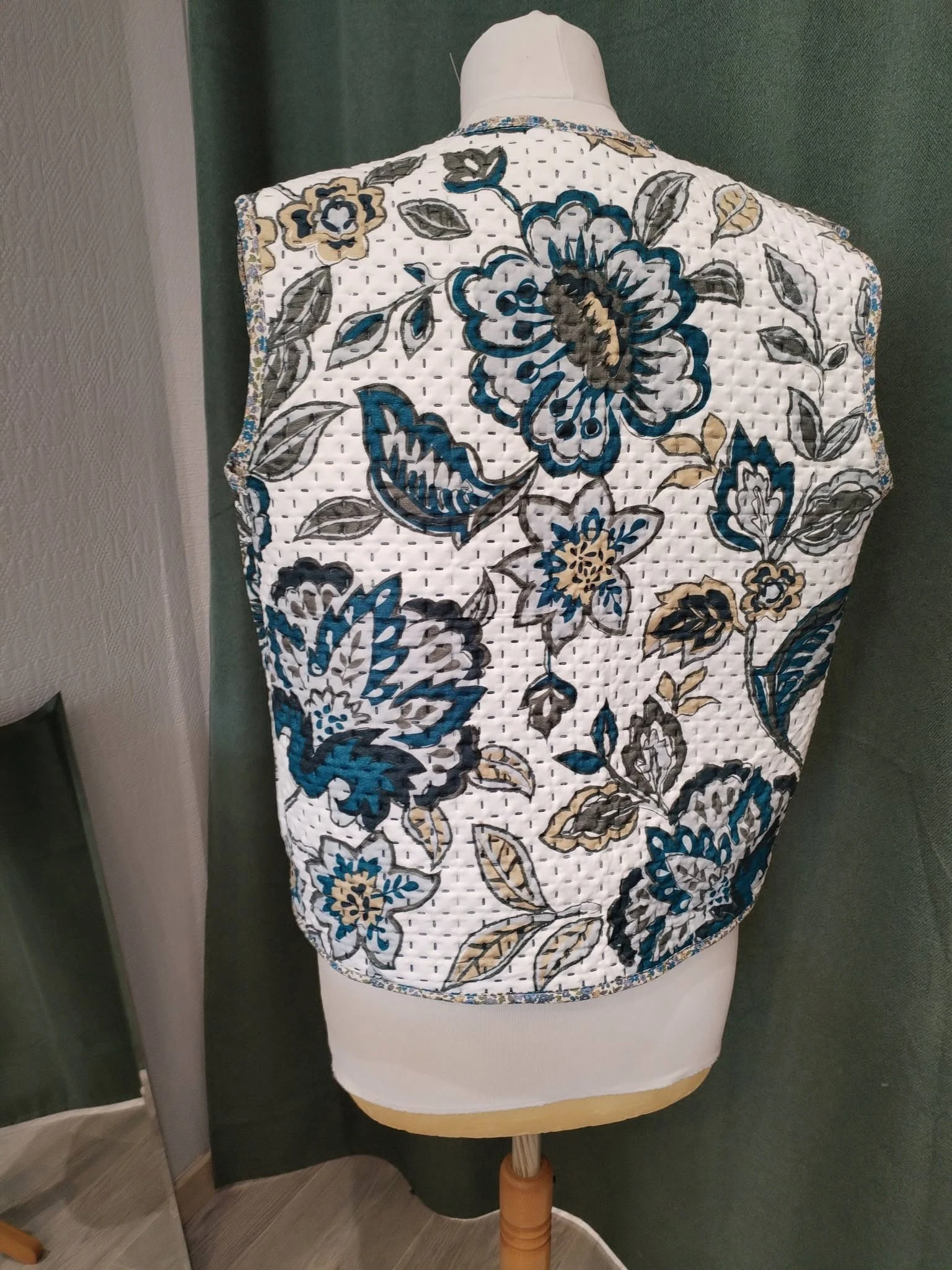 Gilet fleuri créé par Céline dans une matière revalorisée