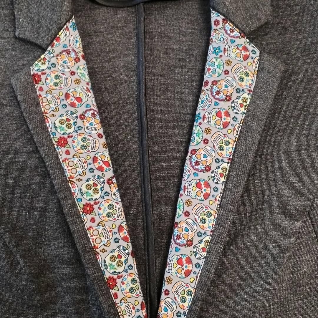 Revers d’une veste transformés par Céline avec un tissu fleuri